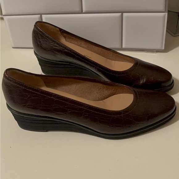 Salvatore Ferragamo lightweight brown shoes wedges heels,comfy gorgeous design. - Picture 1 of 11